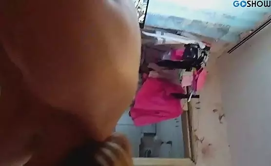 Mamuka z naturalnymi piersiami wkłada sobie dildo do pizdy
