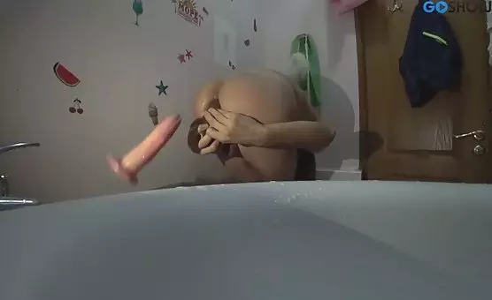 Napalony gej rucha się sam w dupę