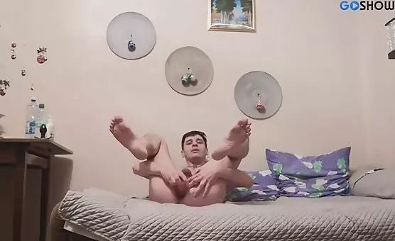 Brunet wypina dupę i penetruje ją sztucznym chujem