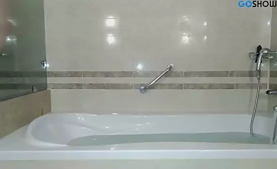 Samotna masturbacja w wannie faceta przebranego za kobietę