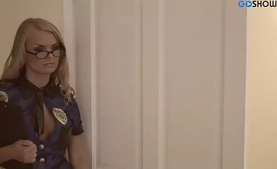 Patrolówka robi mu loda potem się z nim rucha