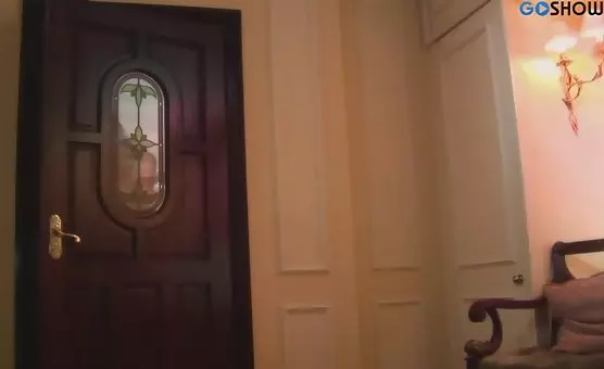 Bliźniaczki baraszkują z podnieconym facetem 