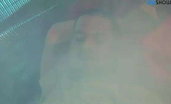 Blond laska na rolkach lubi anal