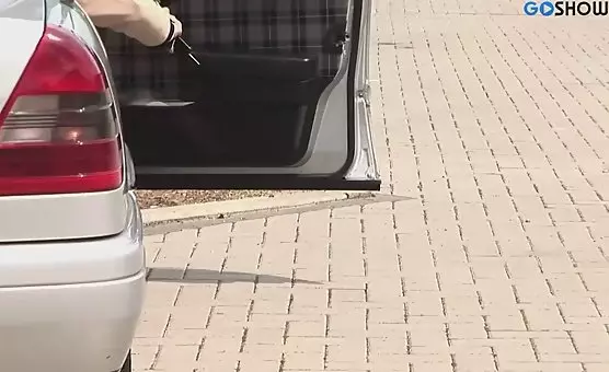 Dojrzała babka tańczy na stole