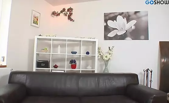 Biseksualni przyjaciele całują się i ruchają