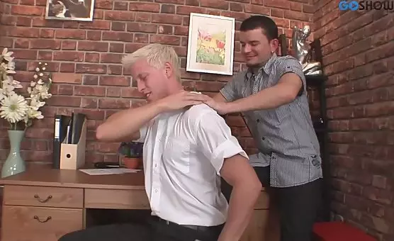 Obciąga kutasa koledze podczas ruchania koleżanki