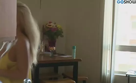 Brunetka penetruje cipę blondynki