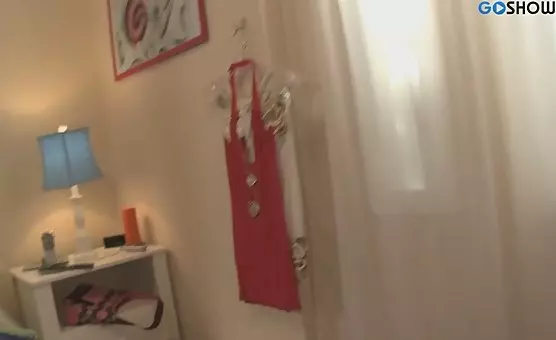 Usmiechnięty kochanek robi jej palcówkę