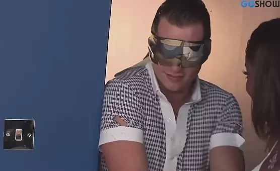 Ciemnoskóra zabawia się z napalona koleżanka
