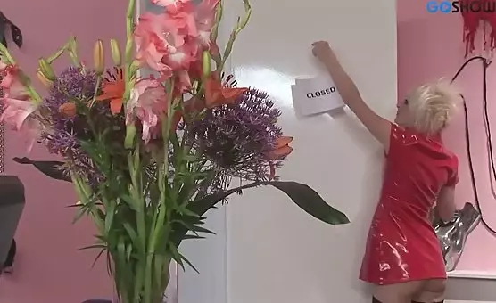 Brunetka drażni cycki blondynki w czerwonych rękawiczkach