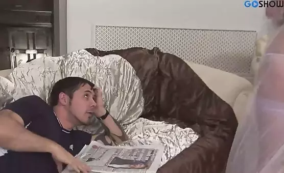 Zdzirowata brunetka i znudzony koleś