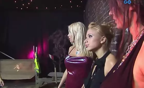 Dwustronne dildo penetruje lesbijki