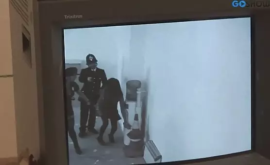 Podejrzana brunetka rozkłada szeroko nogi na biurku