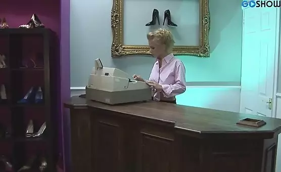 Seksualny trójkąt w sklepie z butami