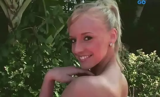 Naturalna blondynka kusi nago na dworze